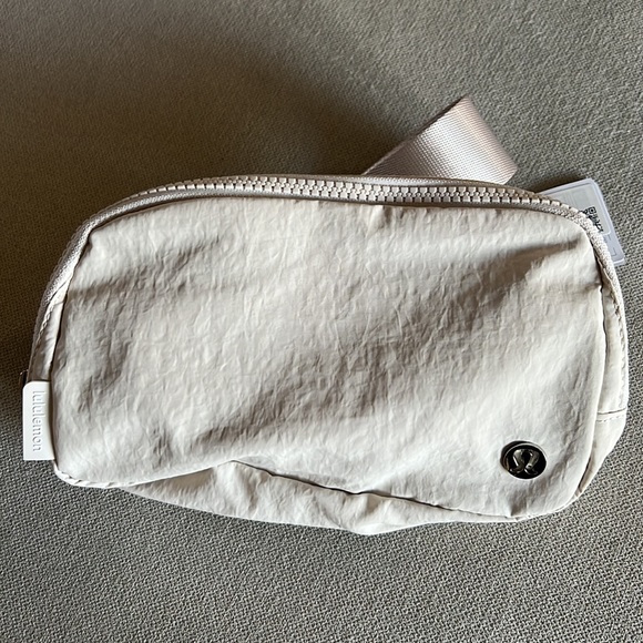 Lululemon Everywhere Belt Bag in White Opal - Picture 3 of 10